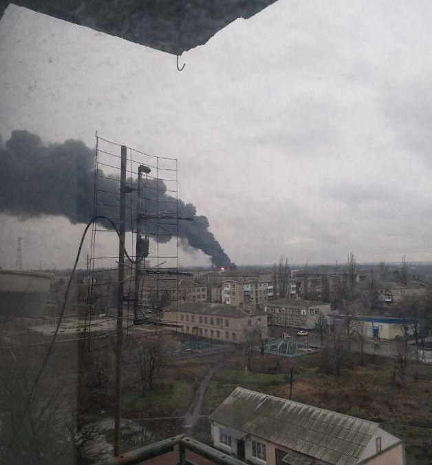 Потужний приліт - у окупованому Іловайську після вибухів спалахнула пожежа