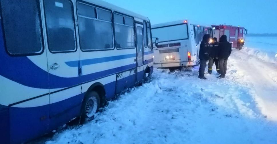 Донетчину занесло снегом: в ловушке оказались более 50 транспортных средств (ФОТО)