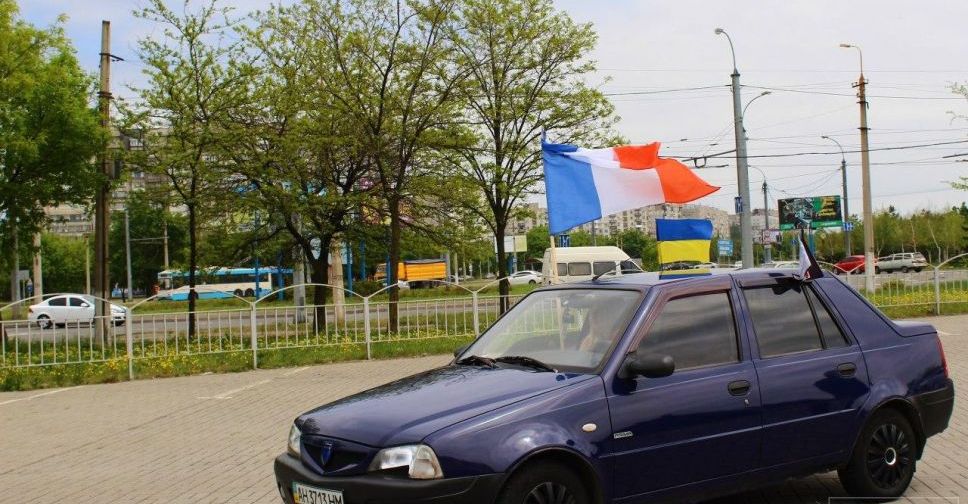 По Мариуполю проехала автоколонна с флагами стран Европы (ФОТО)