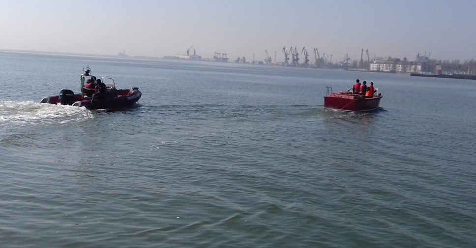 Водолазы вручную очищают дно Азовского моря в Мариуполе