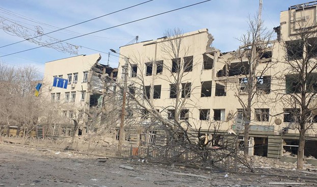 Вода закінчується, лікарень немає: як окупанти знищують Маріуполь 