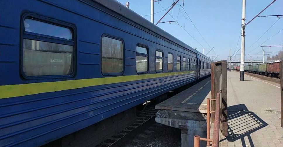 Заменить аварийные вагоны и сократить время в пути: мариупольцы требуют улучшения сервиса на железной дороге
