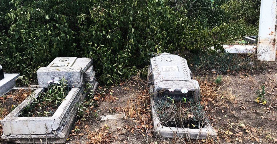 На кладбище в районе Мариуполя орудуют вандалы: разрушены пять могил (ФОТО)