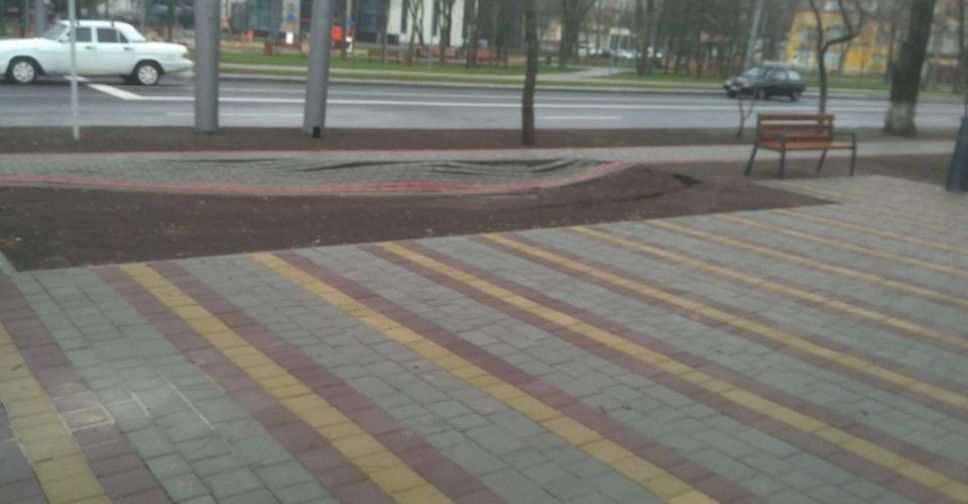 На Левобережье Мариуполя провалилась плитка (ФОТОФАКТ)