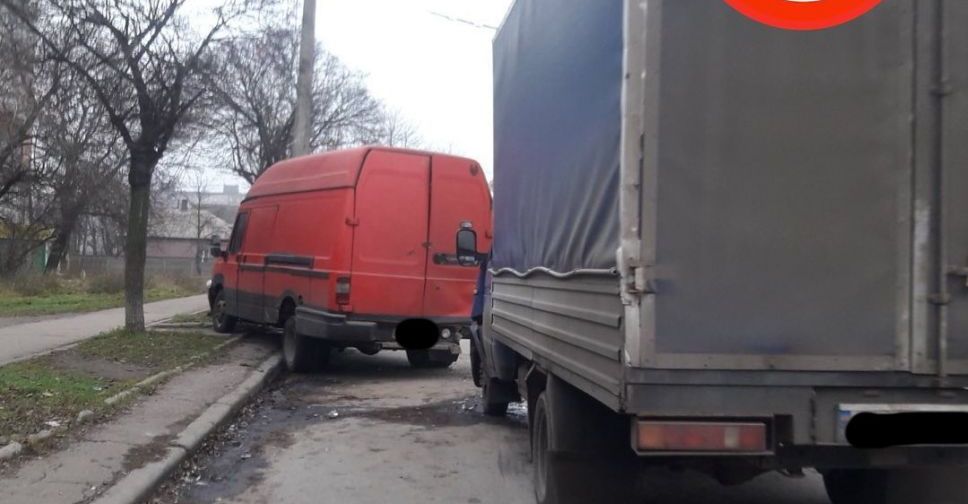 Припаркованный на мариупольской улице микроавтобус вылетел на тротуар