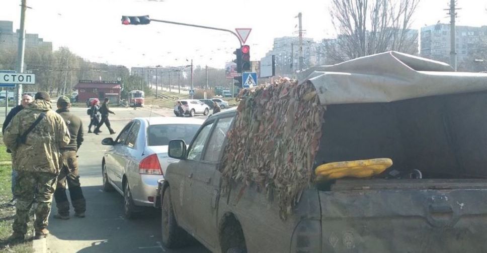 В Мариуполе военный пикап врезался в гражданскую легковушку (ФОТО)