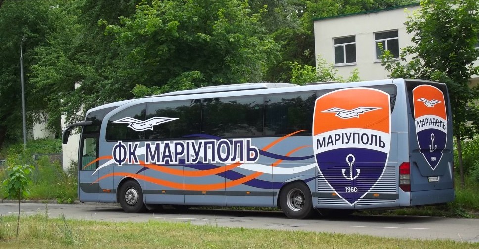 Мариупольские футболисты отправились на сборы в заново брендированном автобусе (ФОТО)