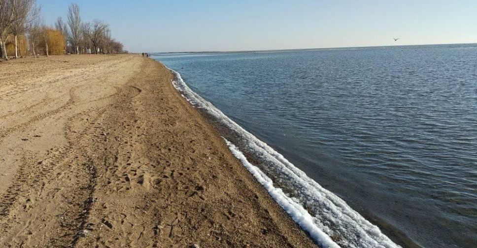 В Мариуполе берег моря покрылся льдом (ФОТОФАКТ)