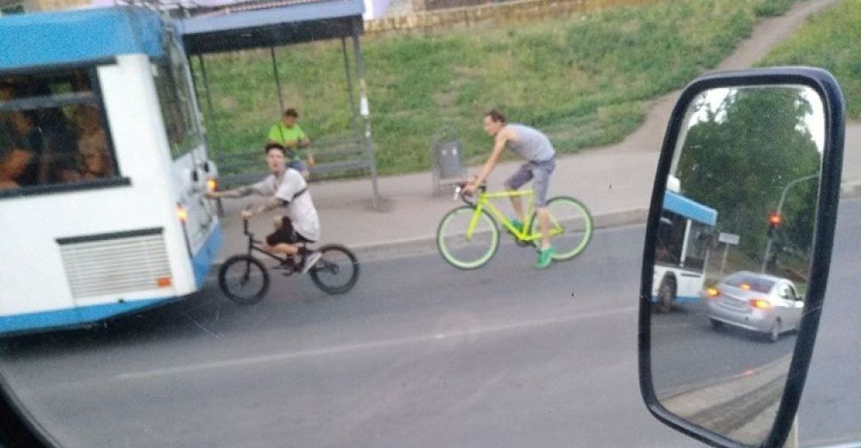 Опасные трюки: На дорогах Мариуполя появились зацеперы (ФОТО)