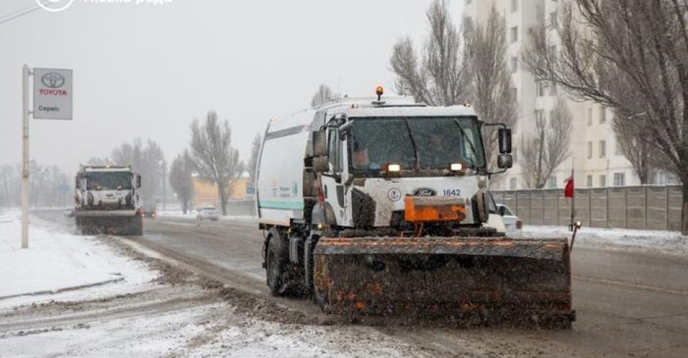 В Мариуполе на борьбу с метелью вывели спецтехнику