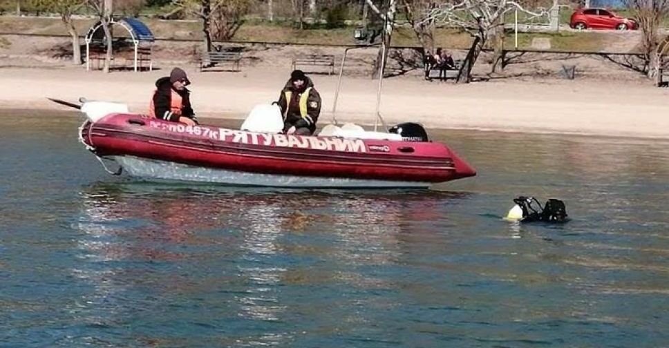 На мариупольских пляжах спасатели чистят акваторию моря (ФОТО)