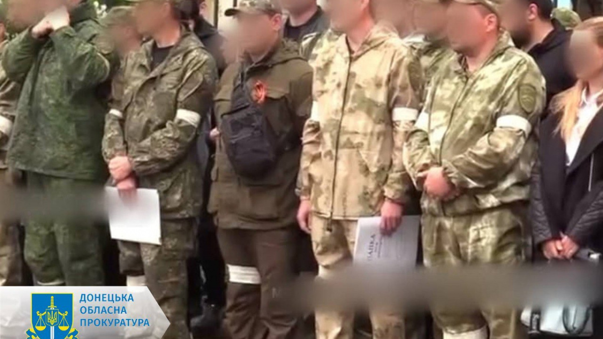 Агітують за паспорти РФ та незаконно допитують громадян: 10 експоліцейським з Маріуполя повідомлено про підозру