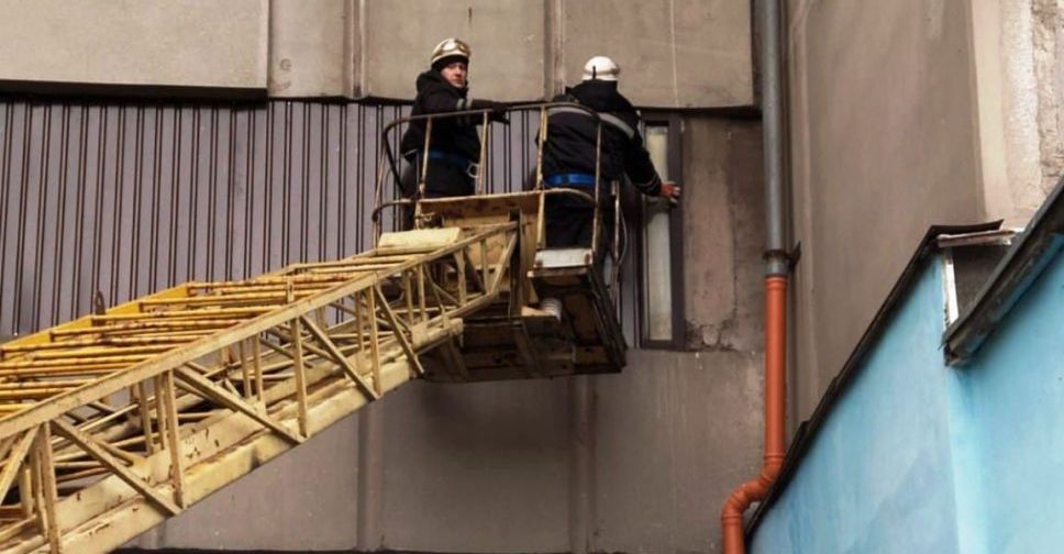 Спасатели устраняют «нависшую» опасность в жилом районе Мариуполя