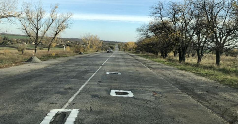 На трассе в Приазовье жители обозначали ямы краской (ФОТОФАКТ)