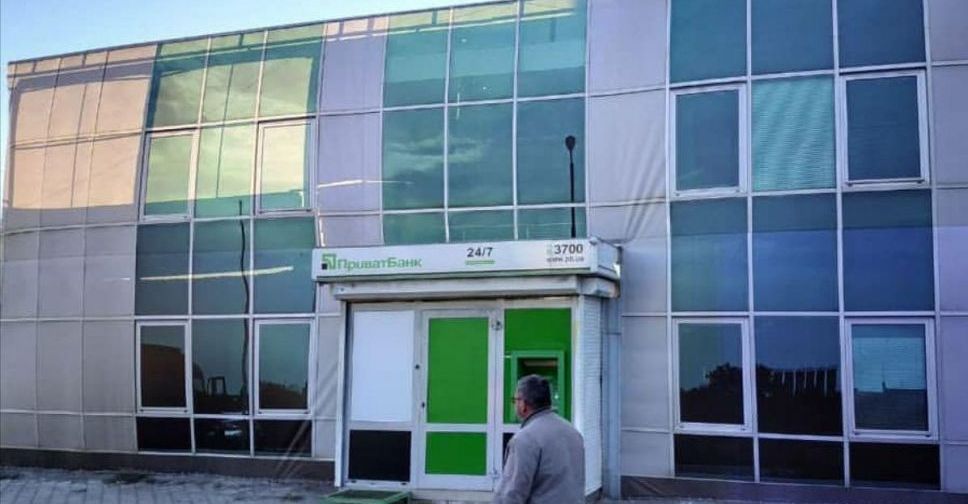 В Мариуполе отремонтируют офис банка, сгоревшего при захвате горсовета (ФОТОФАКТ)