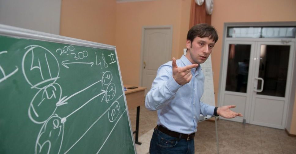 «Возрастные» школы, поступление в старшие классы и другие новшества образования в Мариуполе (ФОТО)