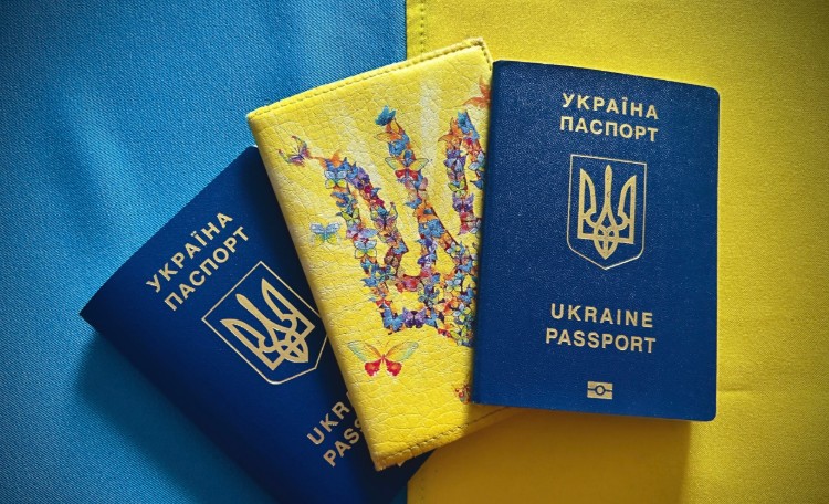 Отримати паспорт без ВЛК і ТЦК: що змінилося для військовозобов’язаних за кордоном
