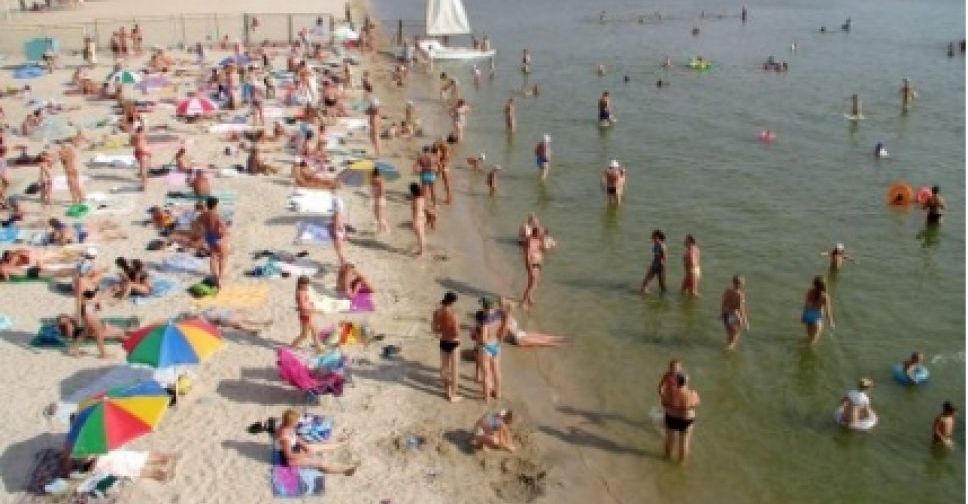 В праздничный день более 30 человек заплыли за буйки и около сотни суден вышли в море под Мариуполем