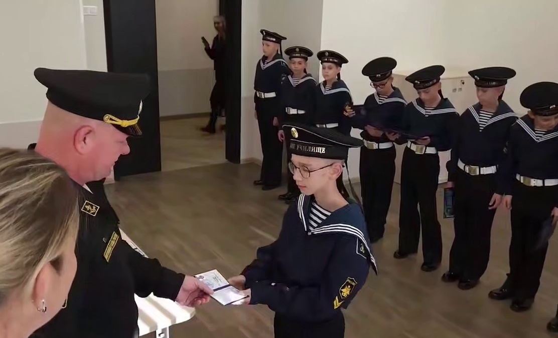 Окупаційна пропаганда в дії: школярів Маріуполя залучають до військової служби