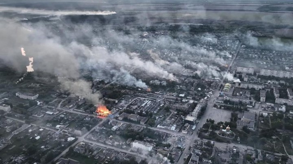 Сили оборони вибили росіян з Вовчанська, але бої за місто не завершені – карта