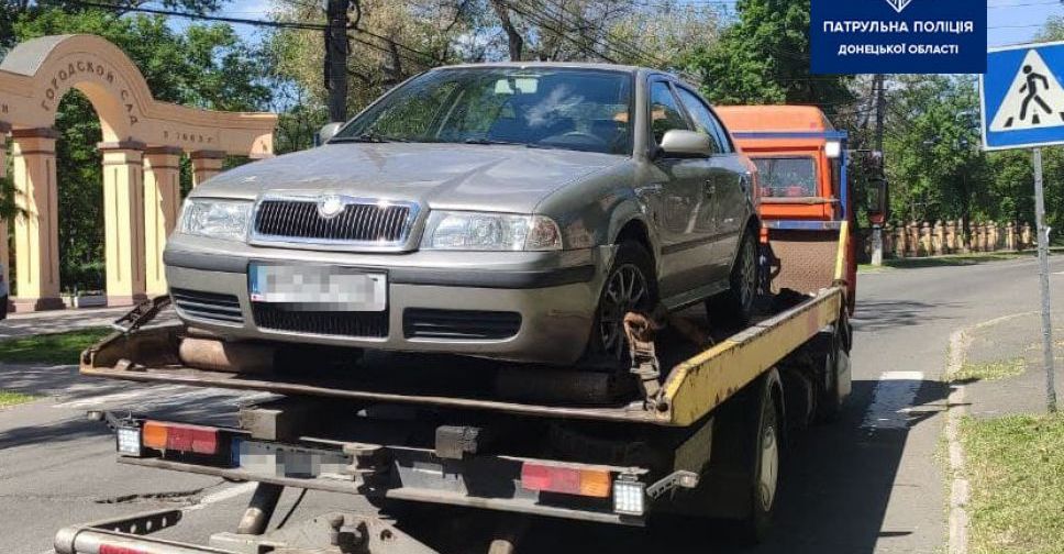 Помеха водителям, опасность для пешеходов: в Мариуполе эвакуировали автомобиль