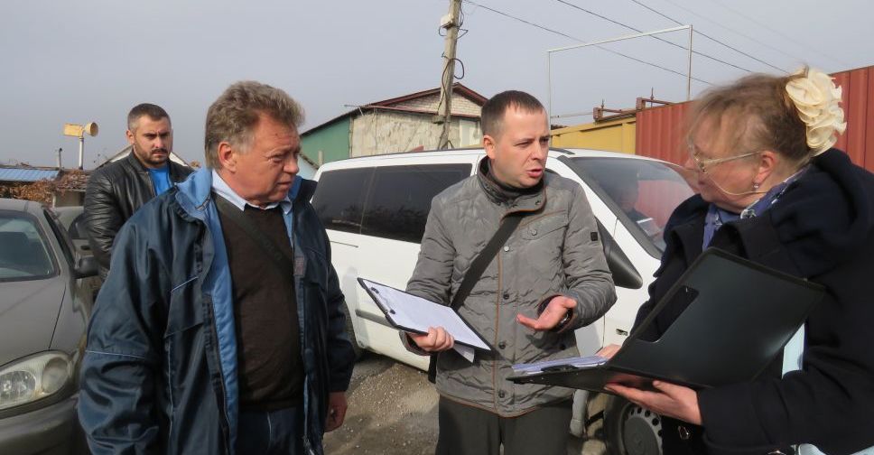 Гаражи на мусоре: в Мариуполе на масштабную незаконную свалку прибыла комиссия (ФОТО)