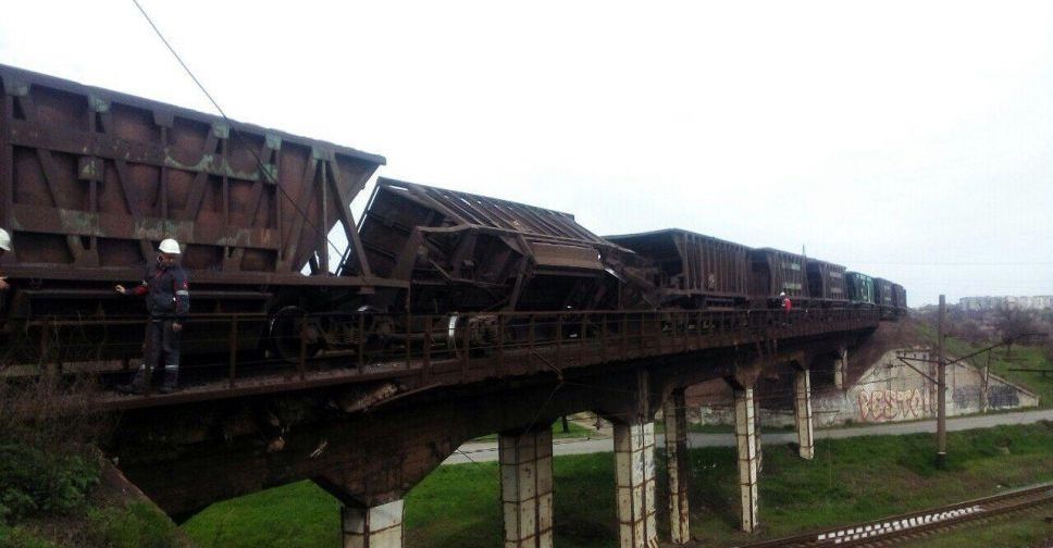 В Мариуполе вагон с агломератом сошел с рельс. Жертв и пострадавших нет (ФОТО+ОБНОВЛЕНО)