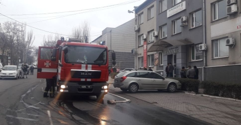 Пожар в бизнес-центре в Мариуполе: эвакуировано около 100 человек (ФОТО)