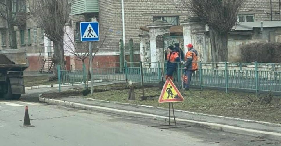 По просьбе жителей на мариупольской улице обустраивают пешеходный переход