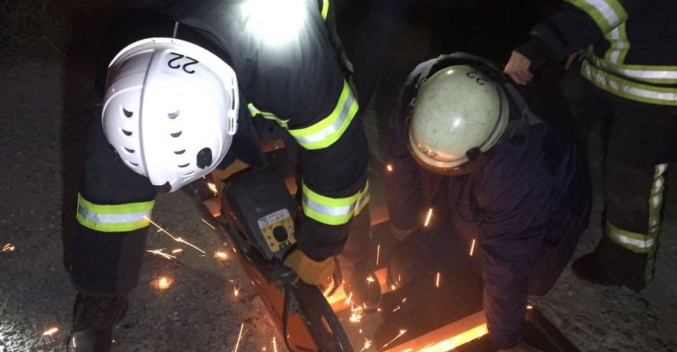 Застрявшего в ливневке мариупольца высвобождали с бензорезом