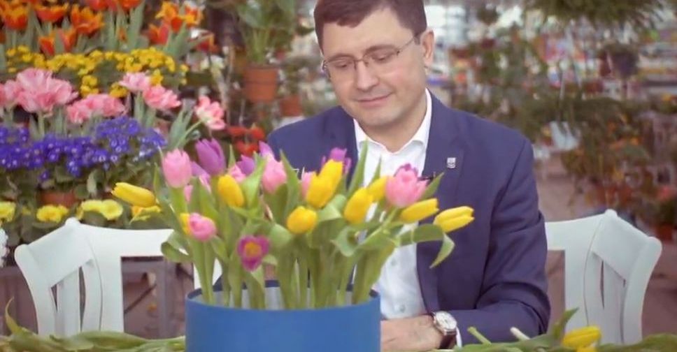 Мэр Вадим Бойченко собрал букет для мариупольчанок (ВИДЕО)