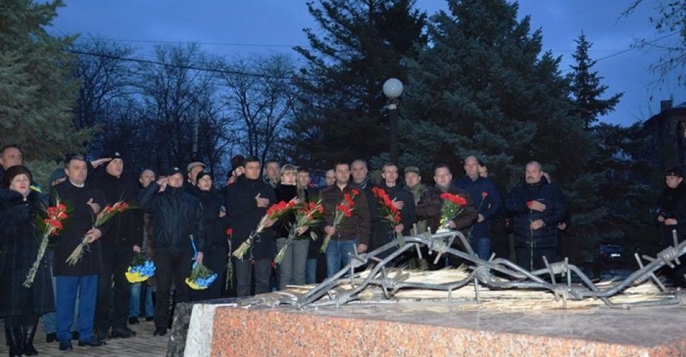 Мариупольцы минутой молчания почтили память жертв Голодомора (ФОТО)