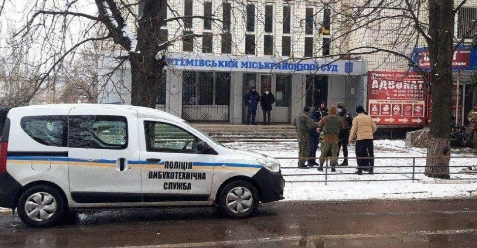 В трех городах Донетчины «заминировали» суды и требуют освободить пленных «ополченцев» (ДОПОЛНЕНО)