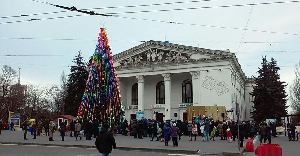 В Мариуполе под песни молодежи и танцы Снегурочек закрыли главную елку (ФОТО)