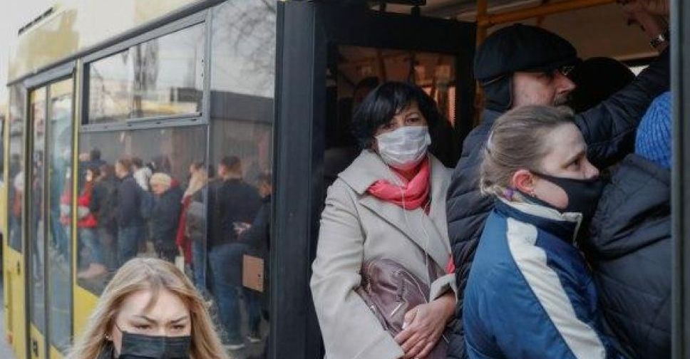 В Мариуполе люди пытались пройти в транспорт без пропуска: задействовали полицию