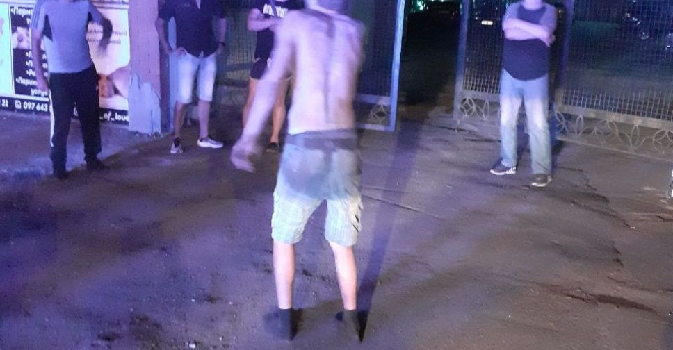 «Бой с тенью»: охотник за кайфом в розыске чудил в ночном Мариуполе (ФОТО+ВИДЕО)