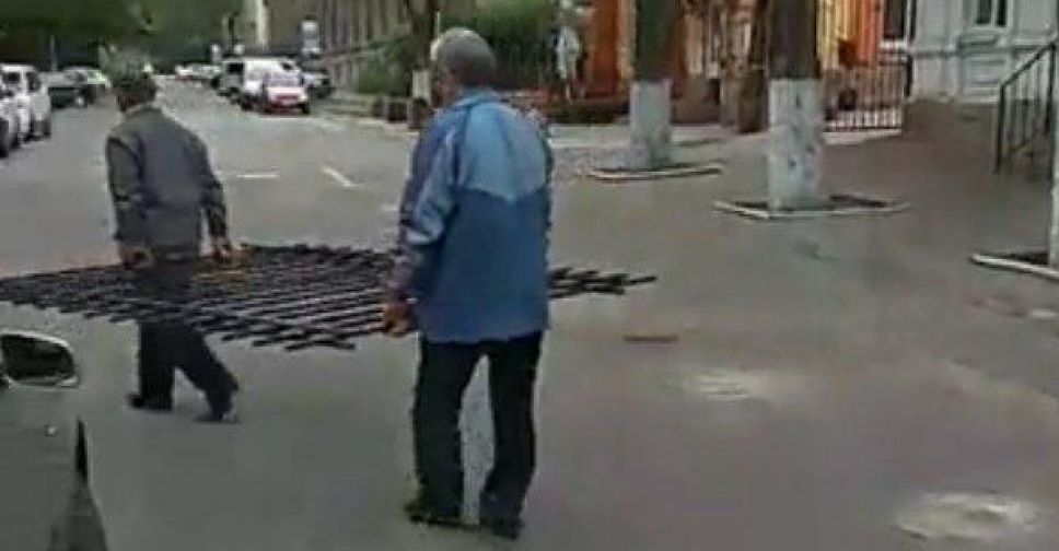 В Мариуполе исчезает ограждение вокруг Центрального отдела полиции (ФОТО)