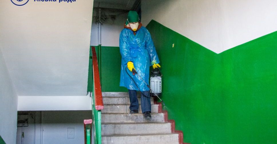 Дезинфекция подъездов продолжается: куда мариупольцам обращаться по вопросам обработки?