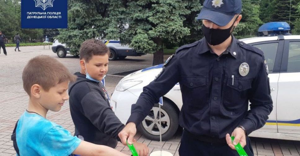 В мариупольском Городском саду полицейские дарят праздник детям