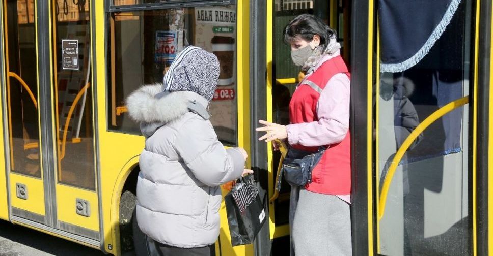 Невакцинированных от COVID-19 пенсионеров в Мариуполе заставляют платить за проезд: не обошлось без конфликтов