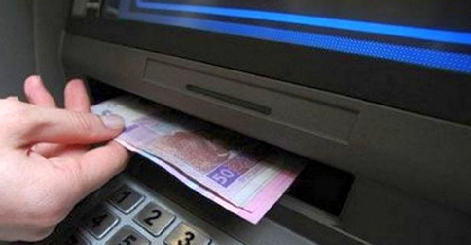 Афера века: в Украине мужчина с 200-гривневой купюрой 44 раза пополнил себе счет