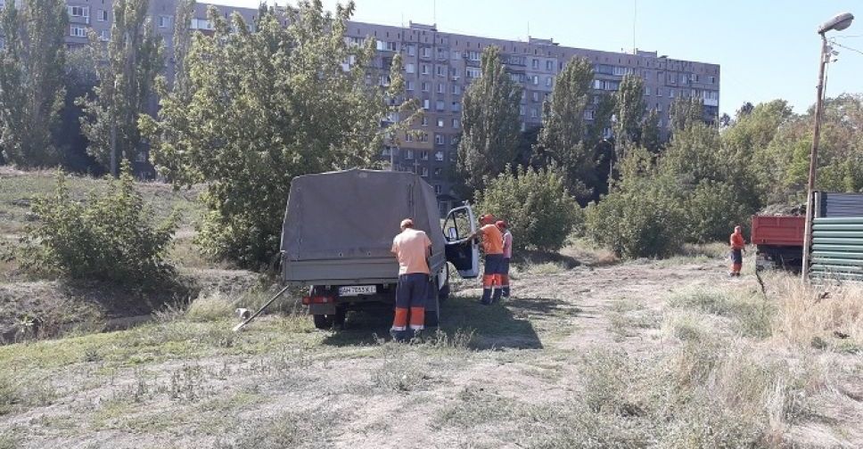 Задействованы люди и техника: в Мариуполе проводят очистку ливневых систем (ФОТО)