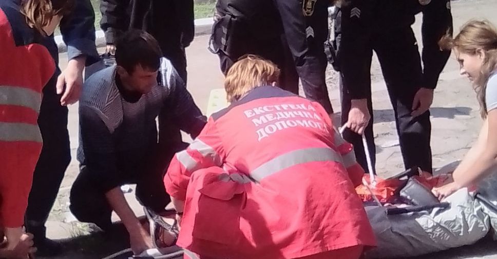 На Донетчине плита подъездного козырька упала на четырёх детей. Погибла девочка (ФОТО)