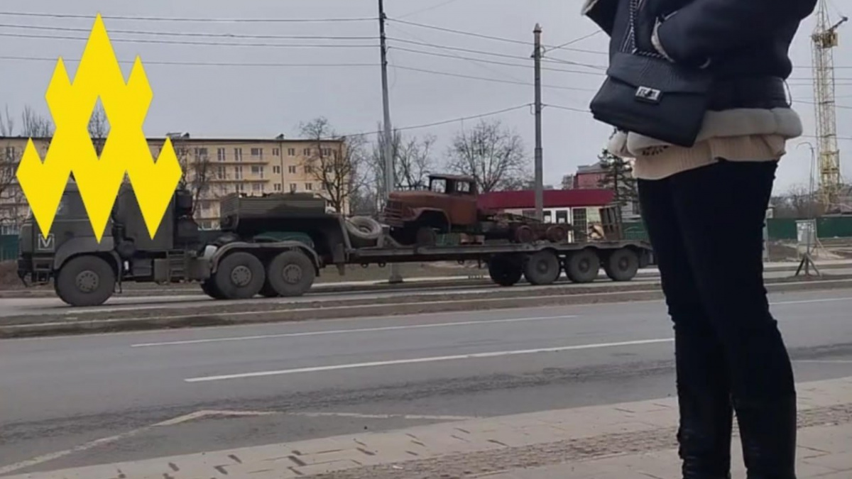 Росіяни перекидають сотні одиниць згорілої техніки з Авдіївки у Маріуполь – що відомо