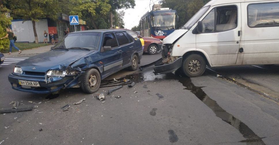 В Мариуполе столкнулись микроавтобус и легковушка. На месте работали три скорые (ФОТО)