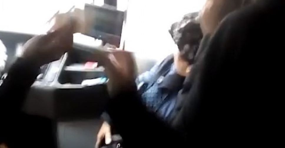 В Мариуполе, управляя троллейбусом, водитель беседовала и обилечивала пассажиров (ВИДЕО)