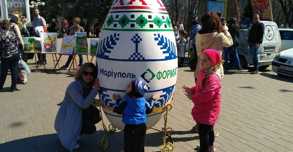 Мариупольцы вышли на Пасхальные гулянья в Театральный сквер (ФОТОРЕПОРТАЖ)