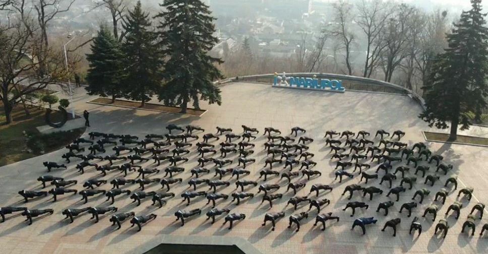 Полицейские Мариуполя устроили «отжимательный» флешмоб (ФОТО)