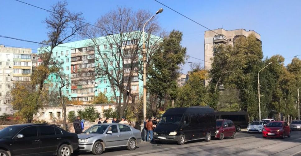 В Мариуполе столкнулись четыре автомобиля. На одном наклеен знак «Перевозка детей» (ДОПОЛНЕНО)