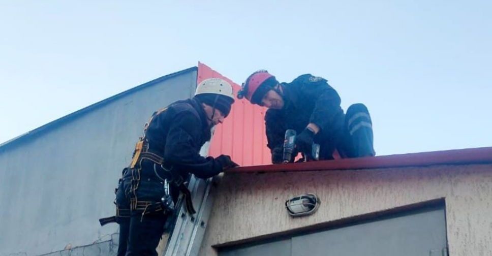 В Мариуполе штормовой ветер валил деревья и сорвал с магазина кровлю